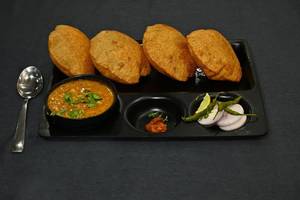 Puri Chole [4 Puri]