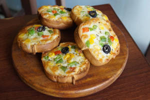 Round Cheese Garlic Bread