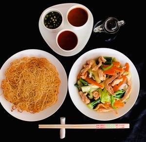Pan Fried Noodles Chicken