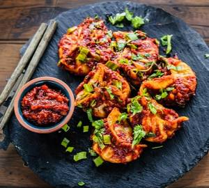 Schezwan momos [8 pieces]