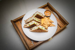 Classic Bbq Chicken Sandwich With Nachos