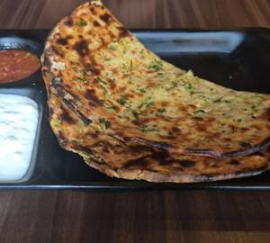 Onion Kulcha With Chana [1 Piece]