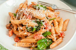 Pinky Pasta Chicken With Garlic Bread 2pcs