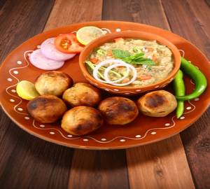 Fried Litti (6 Pieces) With Allu Tometo Chokha.