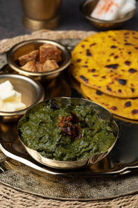 Sarson Da Saag with Makki Di Roti (2 Pcs)
