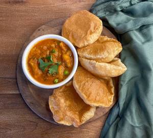 Poori And Aloo Sabzi [5 Pieces]