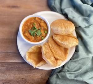 Masala Poori And Aloo Sabzi [5 Pieces]
