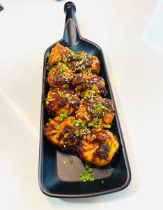 Chicken schezwan steamed momos [8 pieces]