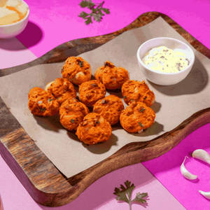 Peri-Peri Garlic Knots with Cheesy Dip