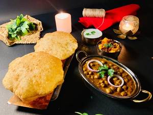 Paneer Wale Bhature With Chole (2 Pc)