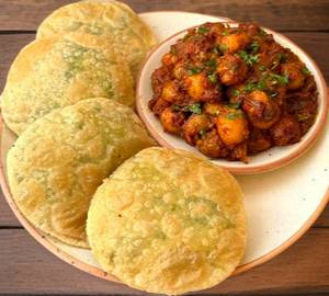 Satu Kachori With Matar Chole 6 Pieces.