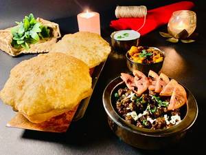 Paneer Wale Bhature With Pindi Chole (2 Pc Dilli Estyle)