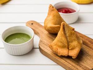 Samosa With Chutni (1 Pc)