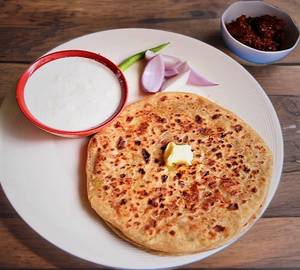 Pyaz parantha with dahi