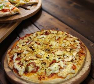 Veg roasted kaju veggies pizza
