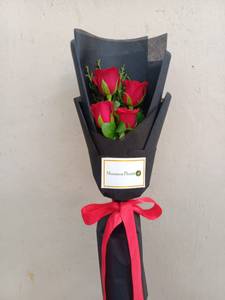 4 red roses bouquet