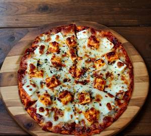 Veg tandoori paneer pizza