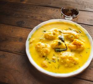 Kadi Pakora + 6 Butter Roti + Raita + Salad + Papad