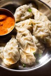 Momos With Hot Garlic Sauce (8Pcs)