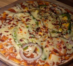 Onion capsicum pizza