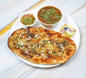 Aloo pyaaz naan with channa