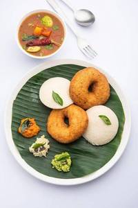 2 Idli 2 Vada With Delicious Taste Of Sambhar And Chutney