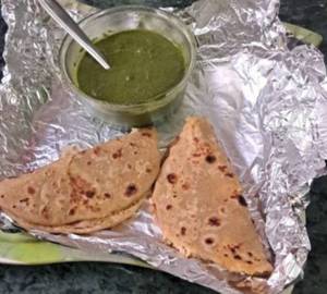 Gobhi Paratha With Chutney (2 Pieces)