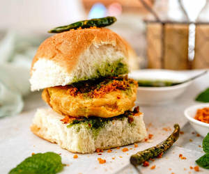 Vada Pav With Green Chutney