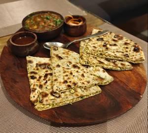 Garlic Kulcha With Chana [1 Piece]