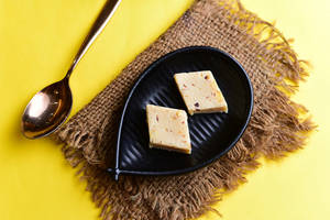 Khoya Pista Barfi [5 pieces]