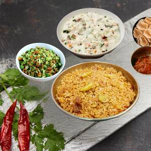 Poondu Kuzhambu Rice 450 Ml+curd Rice 250 Ml+veg 250 Ml+fryums+pickle