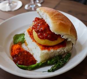 Schezwan vadapav