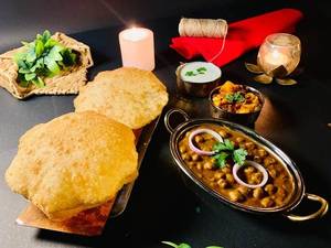 Chole Bhature (2 Pc)