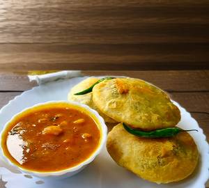 Matar Kachori with Alu ki sabji ( 4Pcs)
