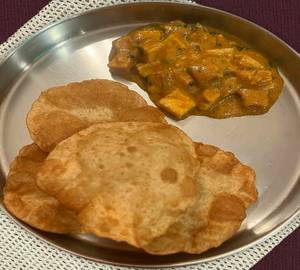 6 poori with paneer masala
