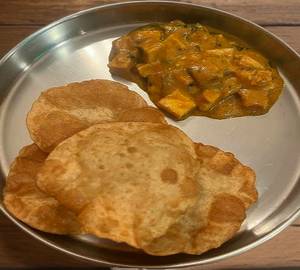4 Poori  Paneer Masala