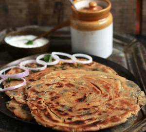 Onion Lachha Paratha (1 Pc)