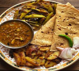 4 Roti Aloo Bhujiya Dal Salad Achar
