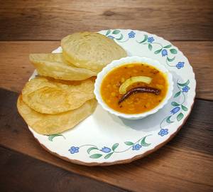 4 Luchi with Cholar Dal