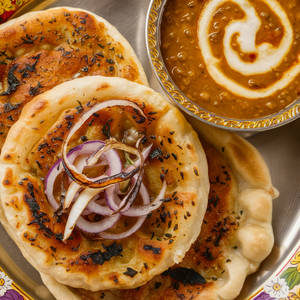 Onion Kulcha With Gravy