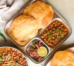 Chole bhature family pack [6 pieces]