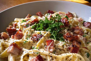 Fettuccine Carbonara Pasta With Garlic Bread 2pcs