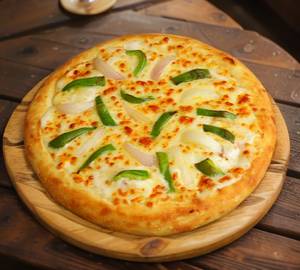 Onion and capsicum pizza