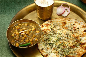 Masala Choley+stuffed Kulcha