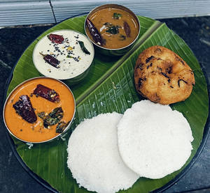 Idly ( 2 Peice) Vada (1 Peice )