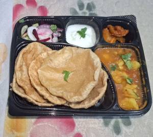 6 Puri + Aloo Matar Tamatar Veg