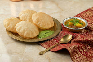 Railway Wali Aloo Poori (4 Pcs Poori)