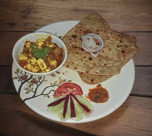 Paneer Matar Bhurji With 4 Tikona Paratha