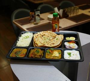 Shri Special Thali [Serves 1]