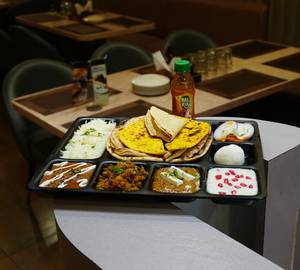 Shri Super Deluxe Thali [Serves 1]